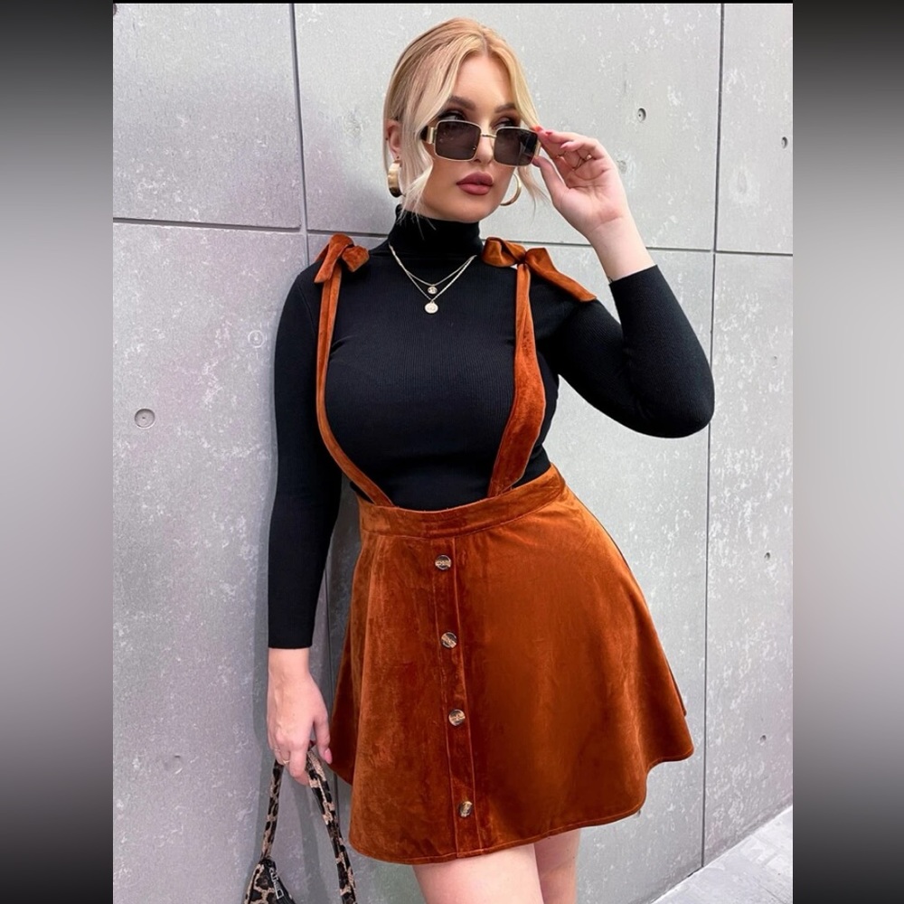 Never worn** Plus Velvet Solid Pinafore Skirt